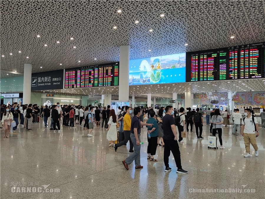深圳機(jī)場(chǎng)五一小長(zhǎng)假“進(jìn)出兩旺” 單日客流達(dá)15.95萬(wàn)人次 深圳機(jī)場(chǎng)供圖