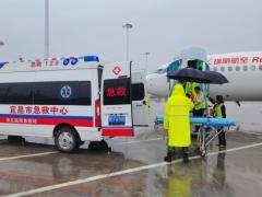 萬米高空旅客突發(fā)昏迷  三峽機(jī)場(chǎng)緊急援救