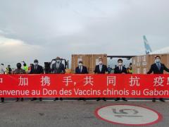 首批中國援助加蓬新冠疫苗運(yùn)抵利伯維爾 加總理到機(jī)場迎接